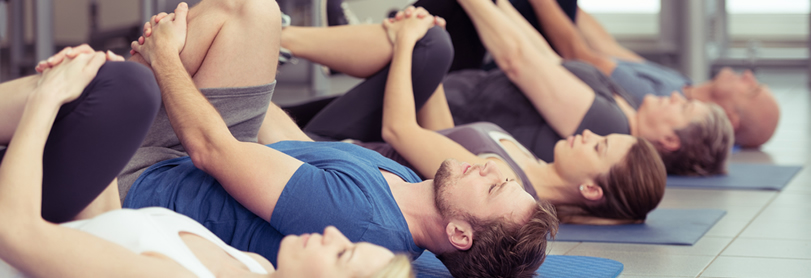 Groupe de jeunes pratiquant le Pilates à Toulouse